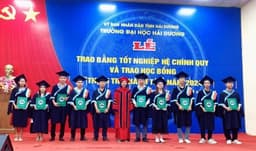 Sinh viên Khoa Công nghệ thông tin trong Lễ trao bằng tốt nghiệp và học bổng "Thịnh trí thành tài"