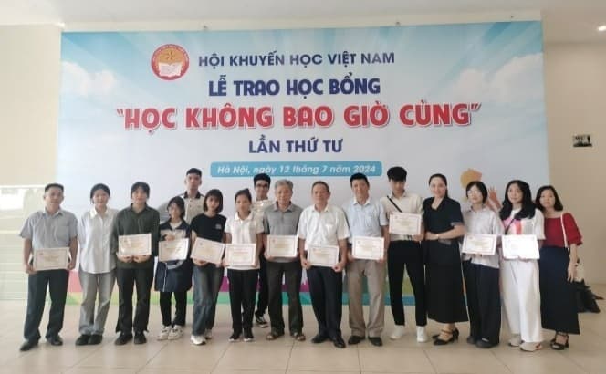 Sinh viên Khoa Công nghệ thông tin - Trường Đại học Hải Dương nhận học bổng và vinh danh "Học không bao giờ cùng"