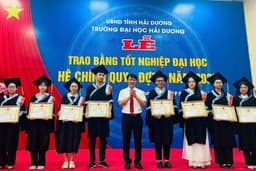 Trường Đại học Hải Dương khen thưởng sinh viên đạt thành tích xuất sắc trong học tập và rèn luyện