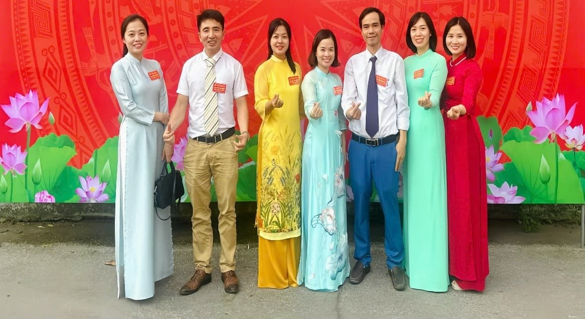 Chi bộ Khoa Công nghệ thông tin tuyên truyền kỷ niệm 80 năm Ngày truyền thống Công an nhân dân  và 20 năm Ngày hội Toàn dân bảo vệ an ninh Tổ quốc