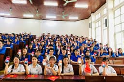 Rộn ràng sắc đỏ tháng Tư,  Sinh viên Khoa Ngữ văn và Khoa học xã hội hướng về  ngày Giải phóng miền Nam, thống nhất đất nước (30/4/1975 – 30/4/2025)