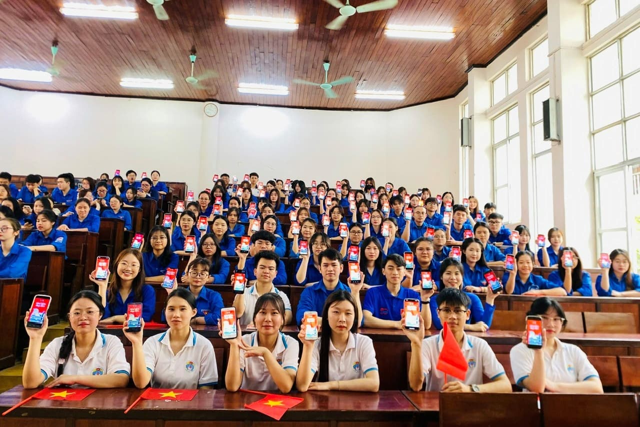 Rộn ràng sắc đỏ tháng Tư,  Sinh viên Khoa Ngữ văn và Khoa học xã hội hướng về  ngày Giải phóng miền Nam, thống nhất đất nước (30/4/1975 – 30/4/2025)