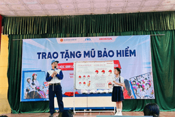 HOẠT ĐỘNG NGOẠI KHÓA "AN TOÀN GIAO THÔNG CHO NỤ CƯỜI TRẺ THƠ VÀ TRAO TẶNG MŨ BẢO HIỂM CHO HỌC SINH LỚP MỘT"