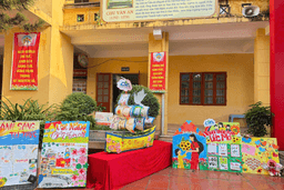 Sôi nổi hoạt động làm báo tường – báo ảnh Chào mừng 20/11 và 10 năm thành lập trường Tiểu học Chu Văn An