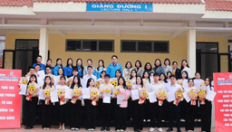 Chi bộ khoa Kinh tế - Quản trị tổ chức thành công lễ kết nạp đảng viên mới chào mừng thành công Đại hội XIV của Đảng