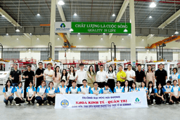 Đoàn giảng viên và sinh viên khóa 15, ngành Marketing thực tế và seminar tại Tập đoàn An Phát Holdings