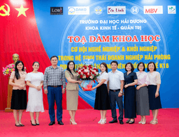 Tân sinh viên K16 Khoa Kinh tế - Quản trị khám phá cơ hội nghề nghiệp và khởi nghiệp cùng doanh nhân, doanh nghiệp Hải Phòng