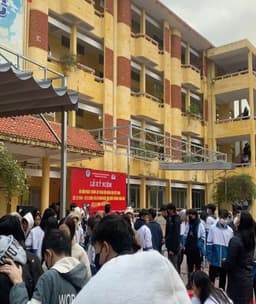 Sinh viên K14 Sư phạm Giáo dục chính trị tìm hiểu thực tế giáo dục tại Trường THPT Chu Văn An