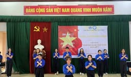 Rộn ràng sắc đỏ tháng Tư - Sinh viên Khoa Ngữ văn và Khoa học xã hội hướng về ngày Giải phóng miền Nam, thống nhất đất nước (30/4/1975 – 30/4/2025)