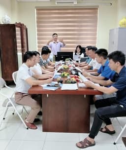 Giảng viên âm nhạc Đào Tiến Trí hướng dẫn giảng viên Khoa Nhạc - Họa - Thể dục tập hát "Bài ca Đại học Hải Dương"