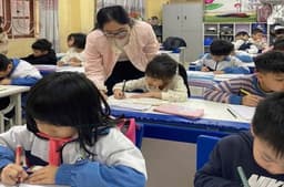 Sinh viên Khoa Giáo dục Tiểu học tích cực tham gia hoạt động hướng dẫn học tập cho học sinh Trường Tiểu học Chu Văn An