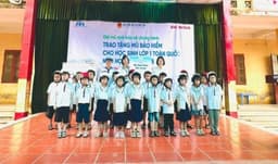Hoạt động ngoại khóa: An toàn giao thông và trao tặng mũ bảo hiểm cho học sinh lớp 1