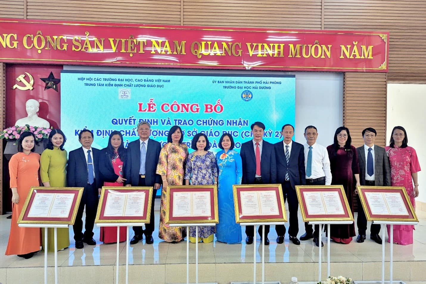 Lễ công bố quyết định và trao chứng nhận kiểm định chất lượng cơ sở giáo dục (chu kỳ 2) và 05 chương trình đào tạo của Trường Đại học Hải Dương